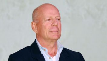 Bruce Willis, surprins la o bere cu prietenii