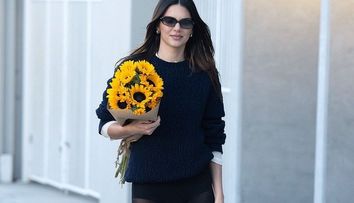 A apărut așa pe stradă! Kendall Jenner, surprinsă de paparazzi în dresuri și cu lenjeria intimă la vedere