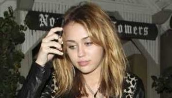 Miley Cyrus, intr-un bar pentru adulti!