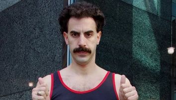 Borat, la plaja, dar nu in costumul care l-a facut faimos. Cum arata alaturi de sotia lui superba, intr-o zi obisnuita