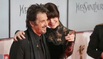 Paparazzilor nu le-a venit sa creada cand iubita lui Al Pacino s-a intors cu spatele. A purtat o rochie transparenta pe covorul rosu