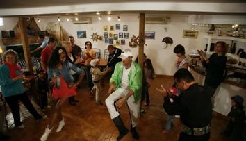 Botezatu, Morosanu, Laurette si Brianna - peripetii la Serviti, va rog! FOTO