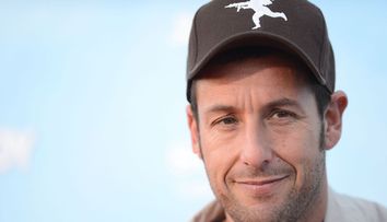 Il vezi in foarte multe filme, insa nu stiai ca este casatorit cu ea. Cum arata sotia lui Adam Sandler