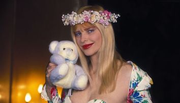 Cicciolina, fostă actriță de filme pentru adulți, îi promite o noapte de amor lui Vladimir Putin, dacă renunță la război