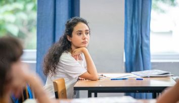 Cine e Azaleea Necula, simpatica din Profu', aleasă din sute de candidate la rolul Taniei