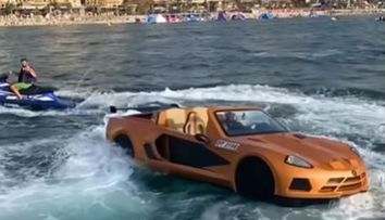 Ultima fiță pentru milionari! Cât te costă să te plimbi cu jetcar-ul în Dubai