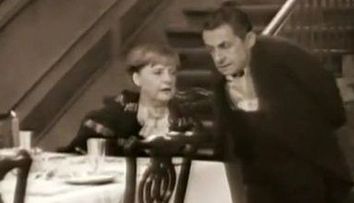 Sarkozy, majordomul Angelei Merkel intr-o sceneta de Anul Nou! VIDEO
