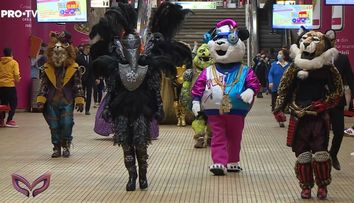 Damian Drăghici, însoțit de măștile Masked Singer, a oferit un concert călătorilor de la stația de metrou Unirii 1