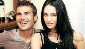 În timp ce era căsătorit cu Consuelo Matos, Adrian Mutu avea o relație extraconjugală cu o celebră vedetă din România. O răsfăța cu cadouri scumpe și, se spune, că i-ar fi oferit chiar o geantă Hermes. Nu este singurul fotbalist care a trecut prin patul ei. Cine este femeia care l-a pus pe jar pe Briliant: „Tu ești prima femeie care mă...”