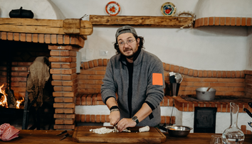 Borș de sfecla - rețetele lui Chef Sorin Bontea și Chef Florin Dumitrescu. Cum prepară chefii această delicatesă în emisiunea ”Pe drumul gustului”