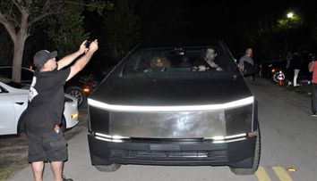 Nu e Batmobilul, dar trecătorii au fost uimiți și s-au îngrămădit să-l pozeze! Cum arată autovehiculul futurist cu care Serena Williams și-a făcut apariția la un eveniment