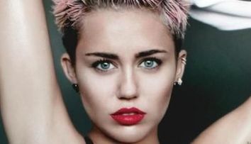 Pe oricine altcineva ar arata banal. Miley Cyrus, provocatoare intr-un costum cu decolteu pana in talie