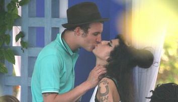 Cat ii cerea fostul sot a lui Amy Winehouse pe un sarut