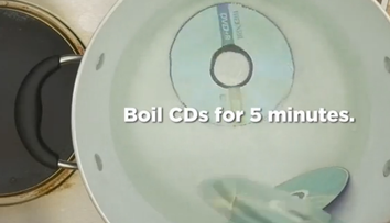 Dupa ce vezi acest VIDEO, cu siguranta vei incerca si tu. A bagat un CD in apa fiarta, iar rezultatul este fabulos