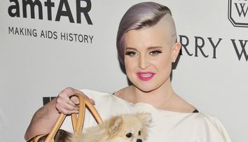 Coafura ei neconventionala si tatuajul de pe scalp ascund o poveste emotionanta. De ce si-a facut Kelly Osbourne asta