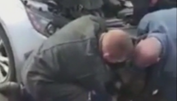 Tot ce trebuie sa faci este sa privesti la mainile celor trei barbati. Motivul pentru care aceste imagini sunt virale