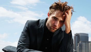 A fost cel mai dorit barbat al anilor 2000. Cum a ajuns sa arate acum Robert Pattinson, starul din Twilight