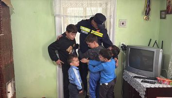 A oferit casa moștenită de la bunici unei familii cu șapte copii, care se afla în pragul evacuării. Gestul nobil al unui pompier din Botoșani