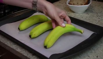 A pus trei banane intr-o tava si le-a bagat in cuptor pentru 40 de minute. Rezultatul final, util oricarei gospodine