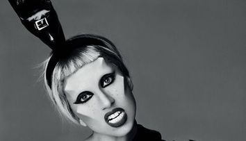 Lady GaGa in fundul gol si cu pantofii pe cap intr-un pictorial promo! FOTO