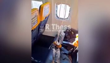 Clipe de groază într-un avion Ryanair. Geamul s-a spart în timpul zborului, iar un pasager a fost rănit VIDEO