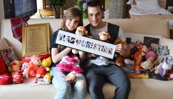 Criss si Vlad se pregatesc pentru Martisor. Membrii LaLa Band vorbesc despre primele martisoare pe care le-au primit