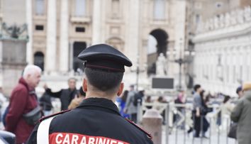 Caz șocant în Italia. Român găsit mort în portbagajul unui autobuz folosit pentru școala de șoferi. Legătura bizară cu o altă crimă