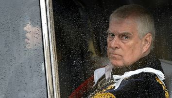 Noi acuzații la adresa lui Andrew Windsor: episodul care ar face-o pe Regina Elisabeta să „se răsucească în mormânt”. Cum ar fi „pângărit” Palatul Buckingham