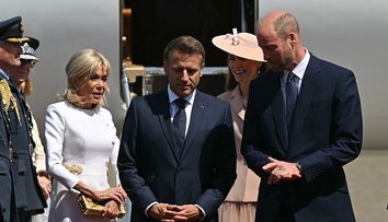 Emmanuel Macron, pus la punct de soția lui, Brigitte, chiar înainte să-i pupe mâna lui Kate Middleton. Președintele Franței, întâlnire la vârf cu Familia Regală