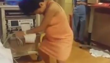 Momentul in care o gravida in travaliu danseaza in salon pentru a uita de dureri. Sotul ei a filmat totul