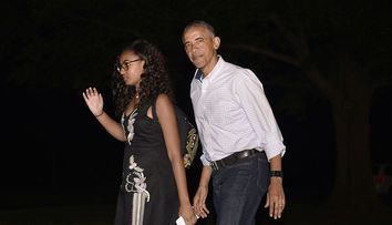 A crezut că nu o vede nimeni, dar s-a înșelat! Ipostaza neașteptată în care a fost surprinsă pe stradă Sasha Obama, fiica fostului președinte al Statelor Unite