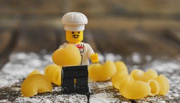 A câștigat 34.000 de dolari cu paste și piese LEGO. Cum a fost posibil