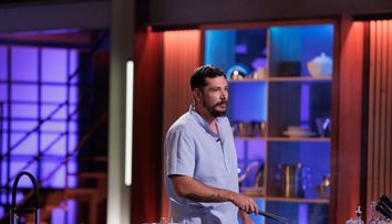 MasterChef, 16 septembrie 2024. Marius Anton, managerul unui studio de modele online, a venit în fața Chefilor cu un rissoto cu creveți. Chef Florin Dumitrescu: „Să înțeleg că îți place peștele”