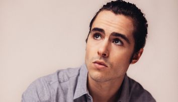 (P) Ben Schnetzer a semnat pentru rolul dirijorului Sergiu Celibidache în „Cravata galbenă”, în locul lui Rupert Friend