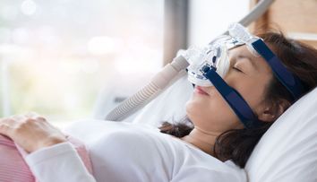 Femeile care urmeaza un tratament pentru apnee in somn devin mai bune la pat