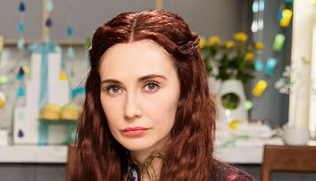 In Game of Thrones e o roscata misterioasa, in viata de zi cu zi o bruneta super sexy. Cum arata cu adevarat Melisandre