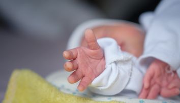 O femeie în vârstă de 38 de ani a născut un bebeluș cu patru mâini, patru picioare și două fețe! Cum explică medicii cazul teribil