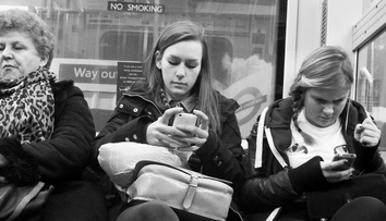 A fotografiat zeci de oameni obsedati de telefoanele lor si a remarcat acelasi detaliu in toate pozele. Ce se intampla