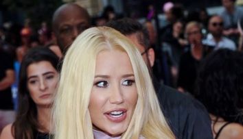 Iggy Azalea, rochie riscanta pe covorul rosu. Cum arata care demonstreaza ca vedeta nu arata deloc 