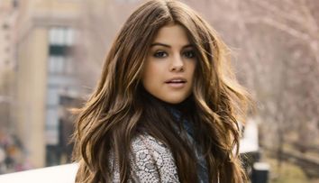 Selena Gomez, ravasitoare intr-o tinuta fara sutien, cu decolteu amplu. Cat de seducatoare a fost vedeta