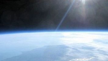 Imagini uimitoare de la granita atmosferei terestre: Cum se vede Tamisa din stratosfera! VIDEO