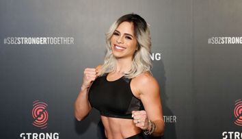 Cum să faci mișcare când stai acasă. Exercițiile prezentate de una dintre cele mai hot antrenorare de fitness din lume