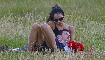 “Am crezut că alea sunt picioarele ei!” Imaginea virală cu cel mai “hot” cuplu din showbiz: cum i-au surprins paparazzii în iarbă pe Harry Styles și Zoe Kravitz