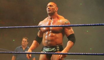 E unul dintre cei mai fiorosi wrestleri, dar ii plac femeile obisnuite. Cum arata cea care l-a cucerit pe Dave Bautista