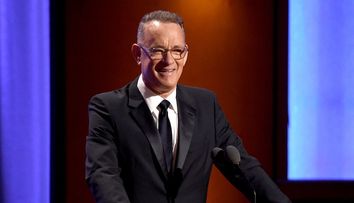 Tom Hanks, tremurând incontrolabil pe scenă! Actorul și-a îngrijorat fanii la cea mai recentă apariție