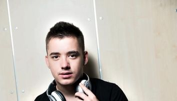 Adrian Tutu, vestitorul primaverii. Asculta aici noua piesa a castigatorului din primul sezon 
