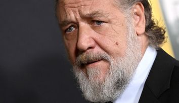 Ce explicație a dat Russell Crowe, după ce a fost surprins vorbind urât cu fanii care doreau autograful lui