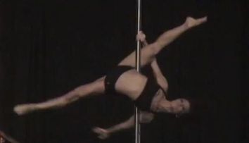 Unul din cele mai frumoase dansuri la bara executate vreodata! Vezi aici video