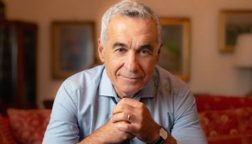 Cine este Călin Georgescu, candidatul la președinția României, care a obținut cele mai multe voturi în primul tur de alegeri. Oamenii îl acuză de propagandă politică pe TikTok
