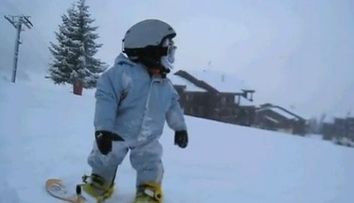Pe snowboard la nici 2 ani. Vezi cat de bine se descurca acest baietel pe partie: VIDEO